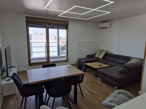 Dnevni boravak sa trpezarijom i ugaonom garniturom