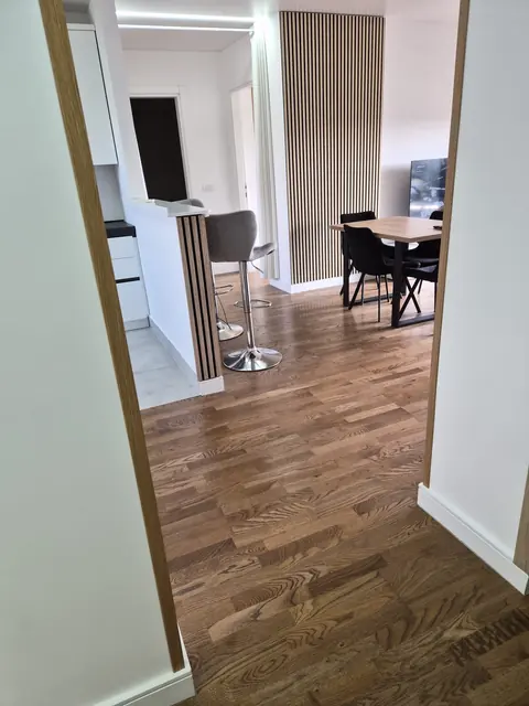 Šank i trpezarija, pogled iz hodnika